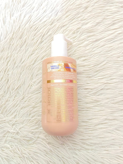 Crema Victoria’s Secret Original, Vainilla Orchid enriquecida con Magnesio, Manteca de Karité y Aceite de Coco para un cuidado completo de tu piel.