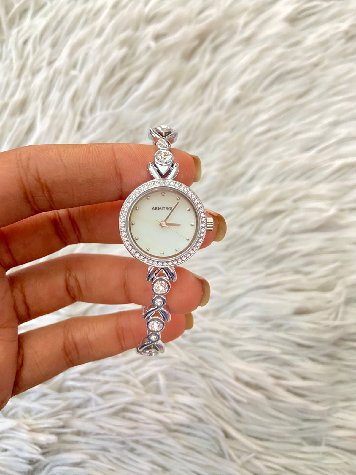 Set ARMITRON original de reloj y pulsera en color plateado ( silver ) y detalles de diamantes al rededor.