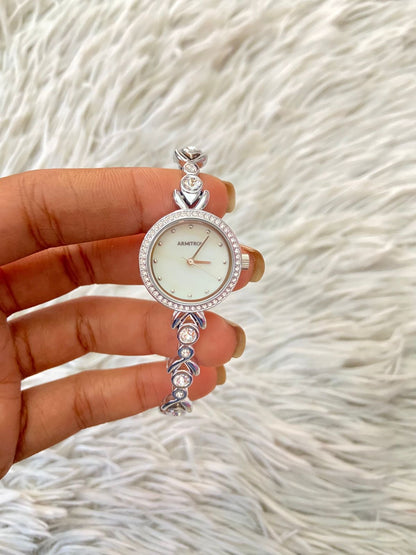 Set ARMITRON original de reloj y pulsera en color plateado ( silver ) y detalles de diamantes al rededor.