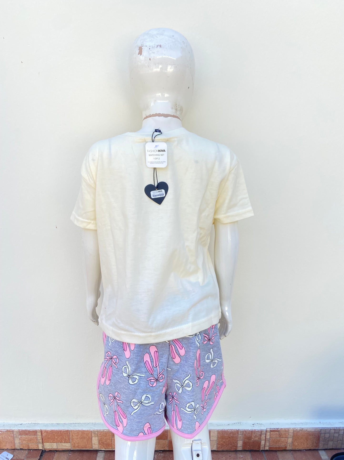Conjunto, gris con crema y estampado de lazos y letras NEW YORK BALLET.