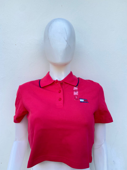 Top Tommy Hilfiger original en color rosado fusia con cuello y logotipo de la marca al frente.