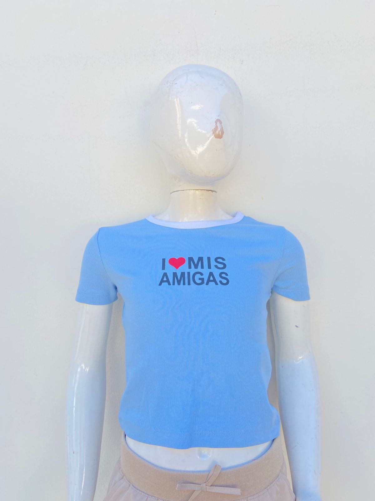 T-shirt ZARA Original en color azul con cuello blanco y letras al frente I LOVE MIS AMIGAS