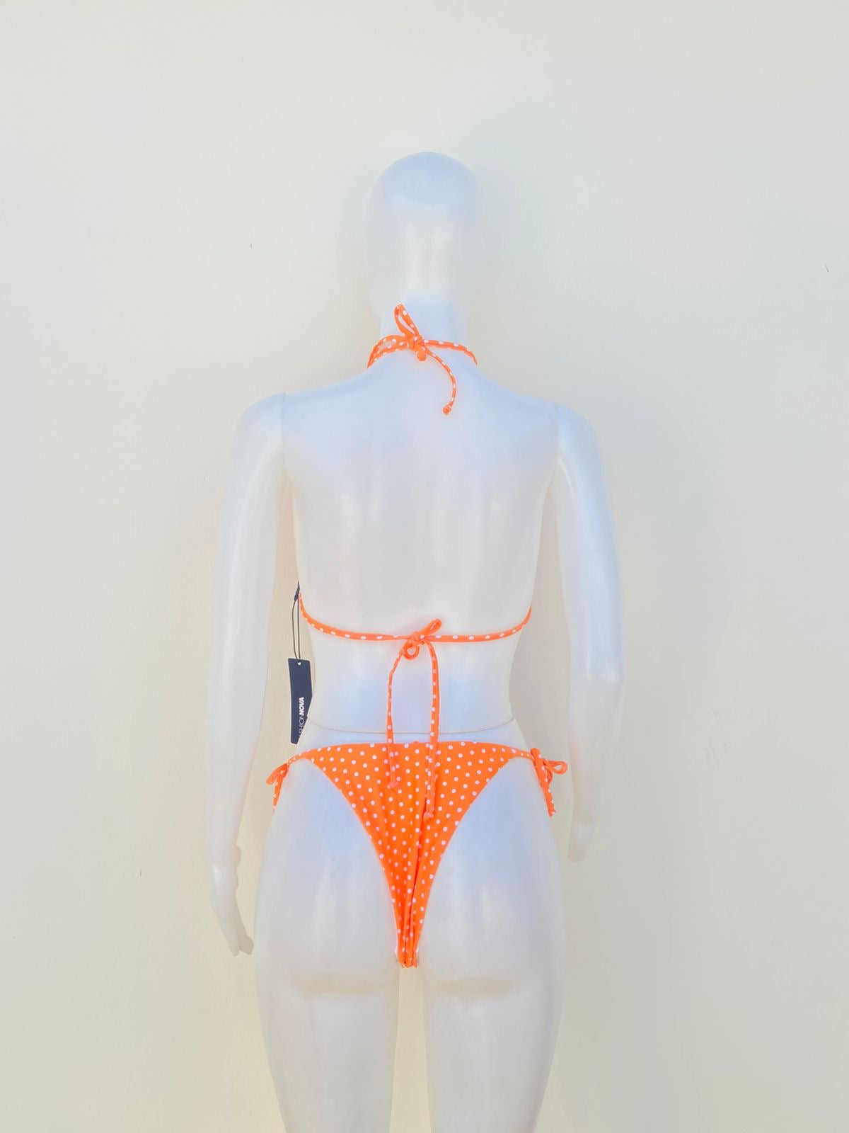 Biquini, naranja con lunares en color blanco y lazos ajustables, dos piezas.