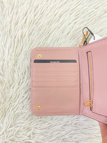 Monedero/ Cartera ALDO Original en color crema con placa de la marca al frente en color dorado y llavero adicional.