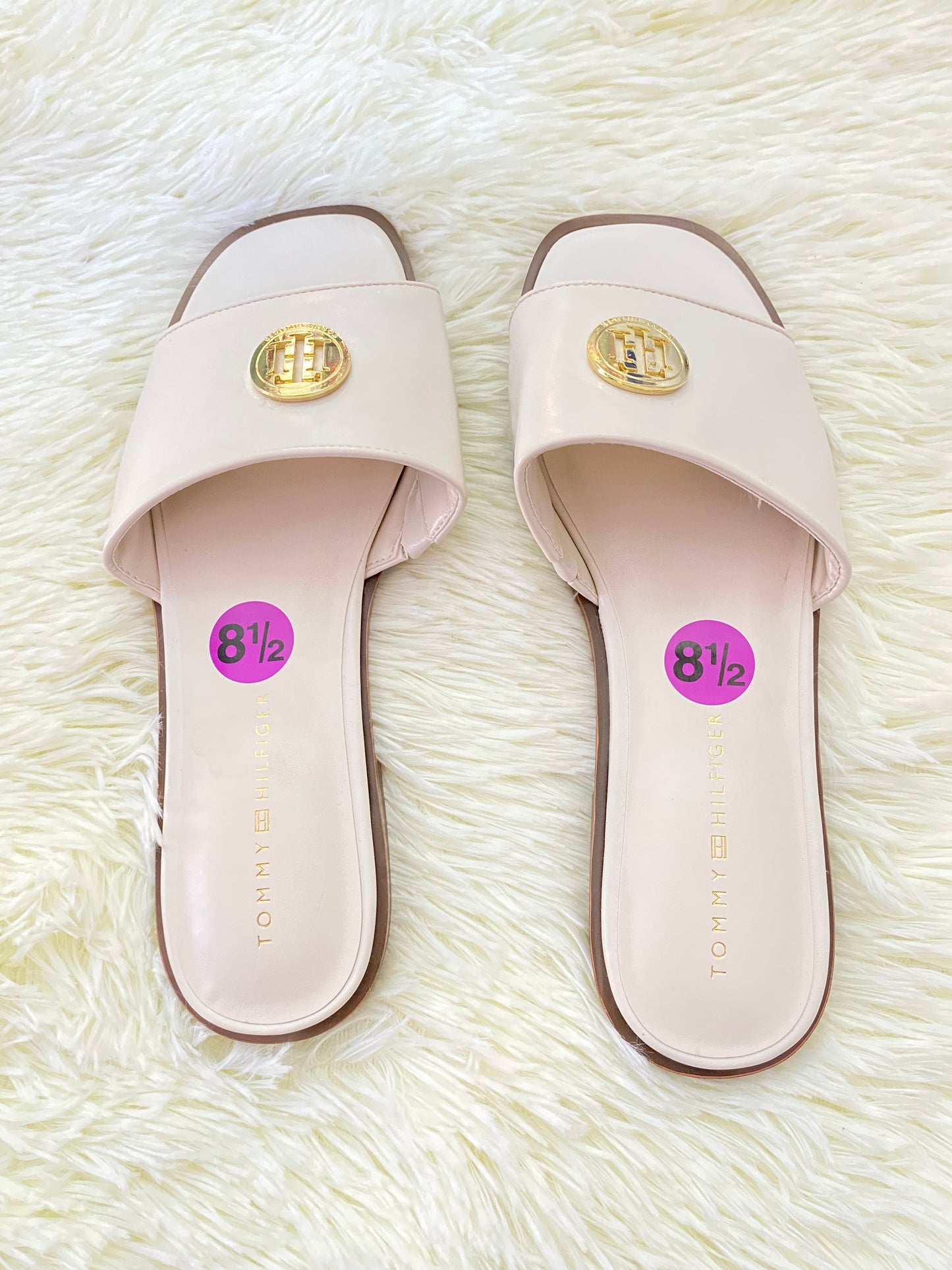 Sandalias TOMMY HILFIGER original, crema con placa TH en dorado.