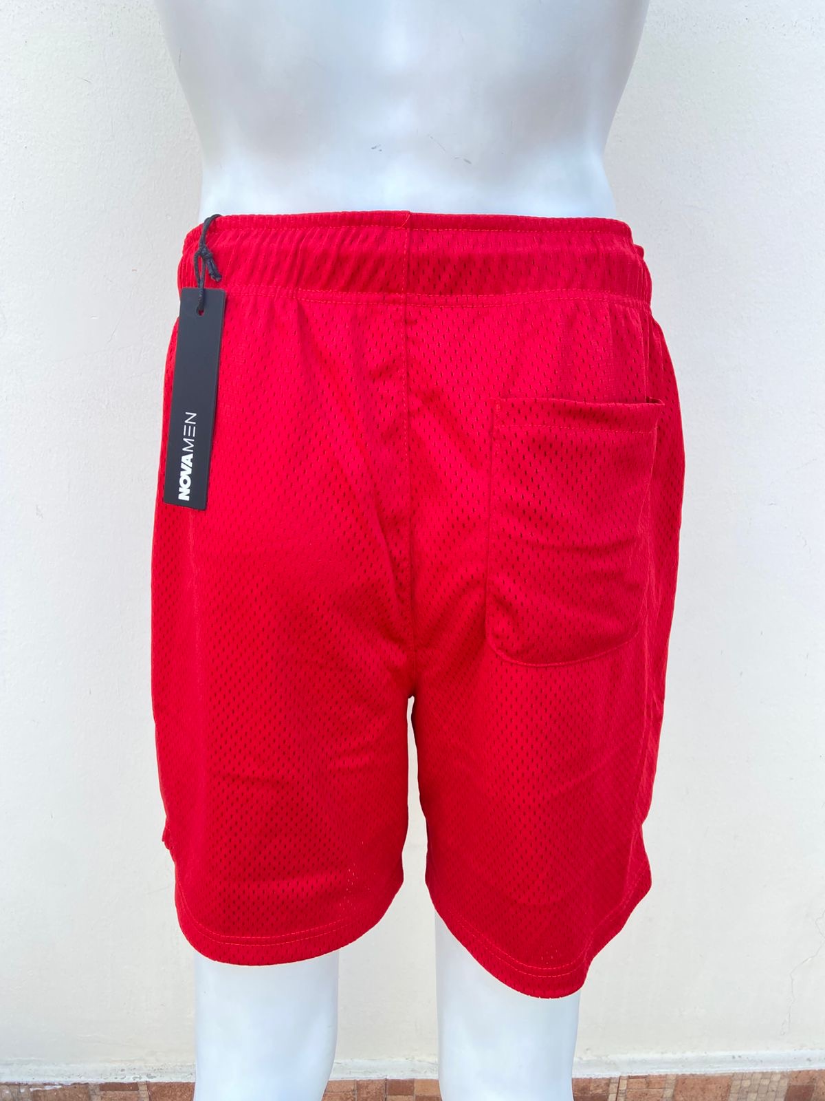 Bermuda, para hombre, roja lisa, estilo deportivo con hoyitos.
