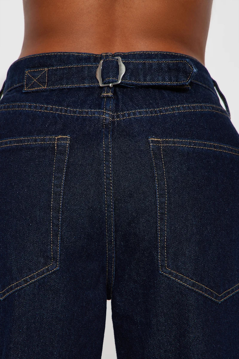 Pantalon, Jean azul marino oscuro en costura marron, ancho liso, más correa en la parte trasera.