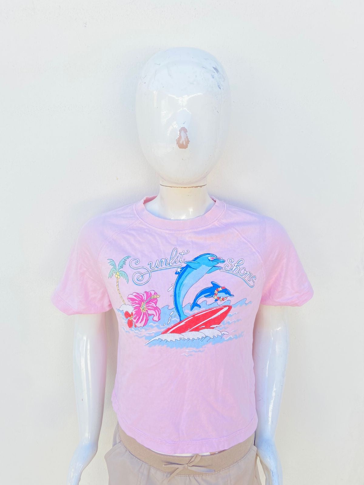 T-shirt/Crop top ZARA Original en color rosado con estampado al frente de una playa con un delfin, una palmera dos rosas y letra SUNLIT SHORES