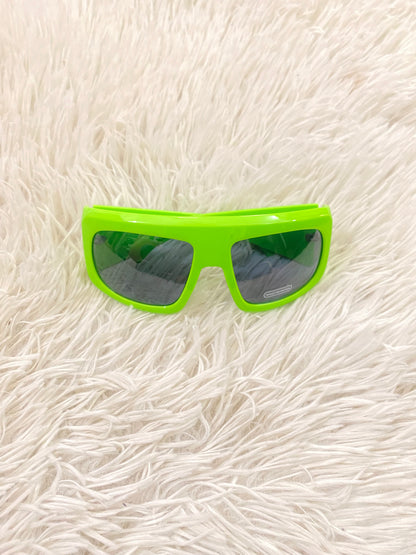 Lentes diseñados con protección UV 100-400 para proteger tu visión. Verde con micas negras y orificio en dorado.