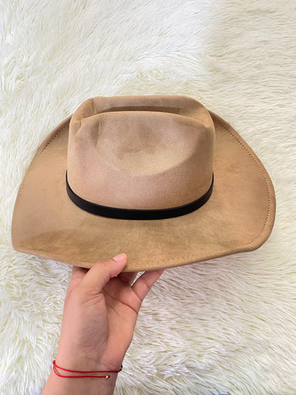 Sombrero crema/beige con correa negra con detalles plateados.