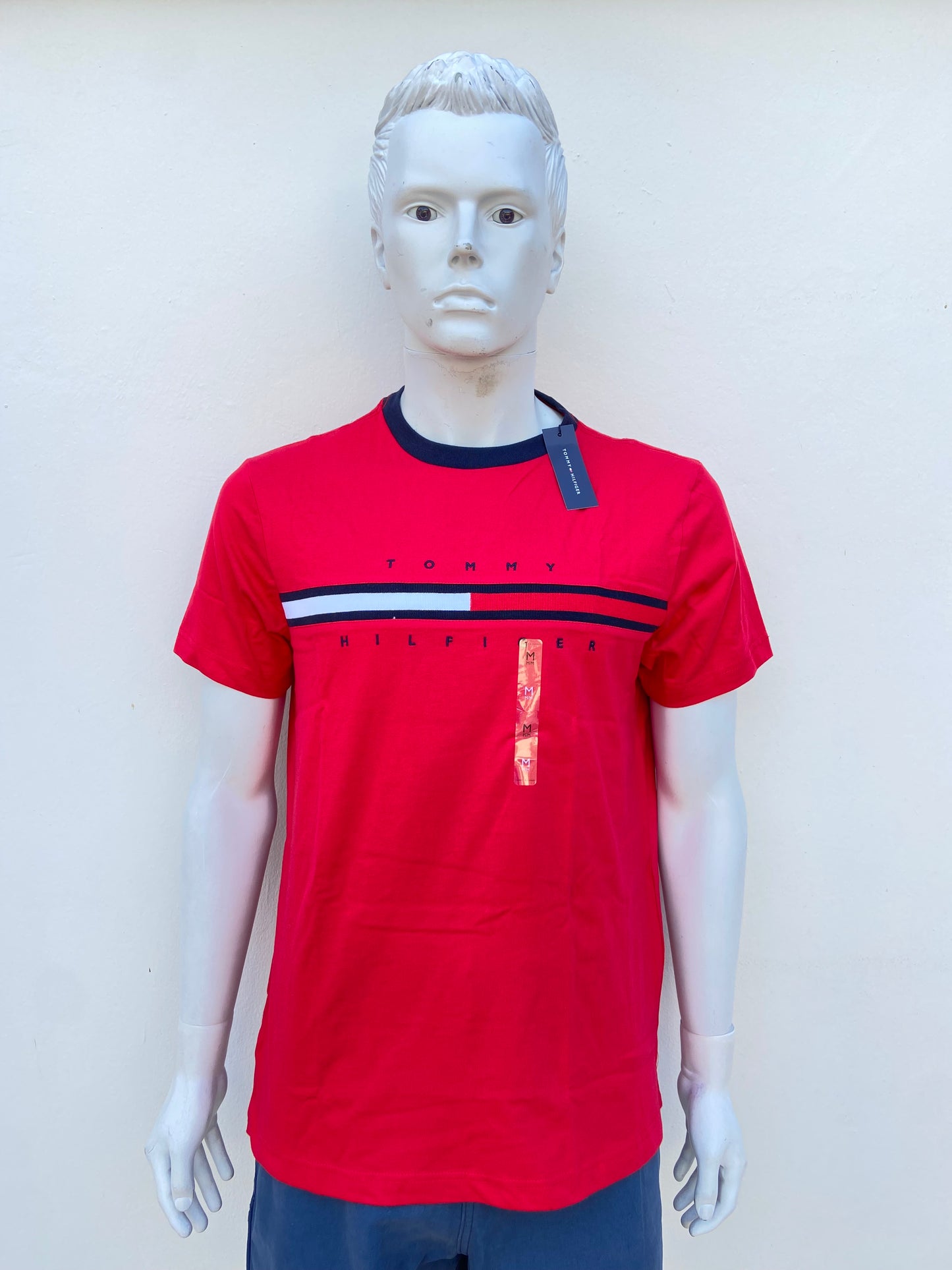 T-shirt TOMMY HILFIGER Original, rojo con banda Tommy en frente en rojo, azul y blanco.