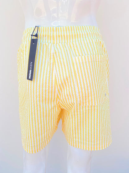 Bañador/Baggy con color blanco con líneas amarillas y lazos ajustables.