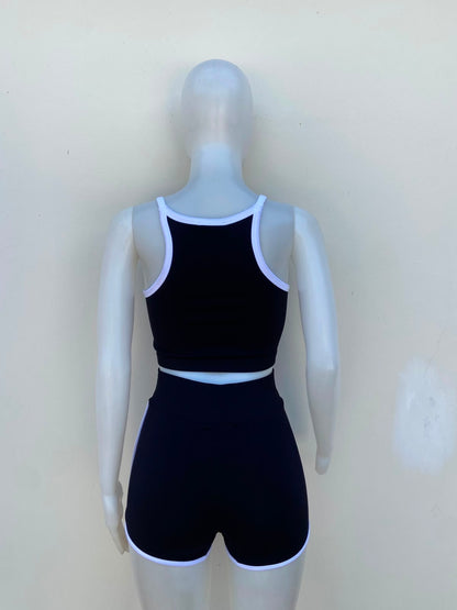 Conjunto JULIA BY LOVE J Original legging y top en color negro con manga de tiro y detalle al frente en color blanco.