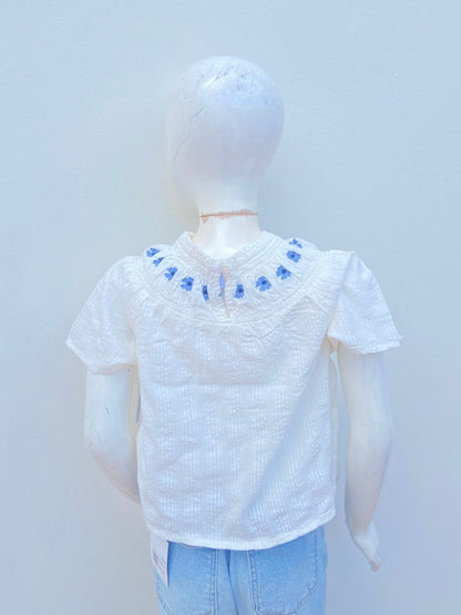 Blusa OLD NAVY original, blanco hueso/ crema con bordado de flores en azul.