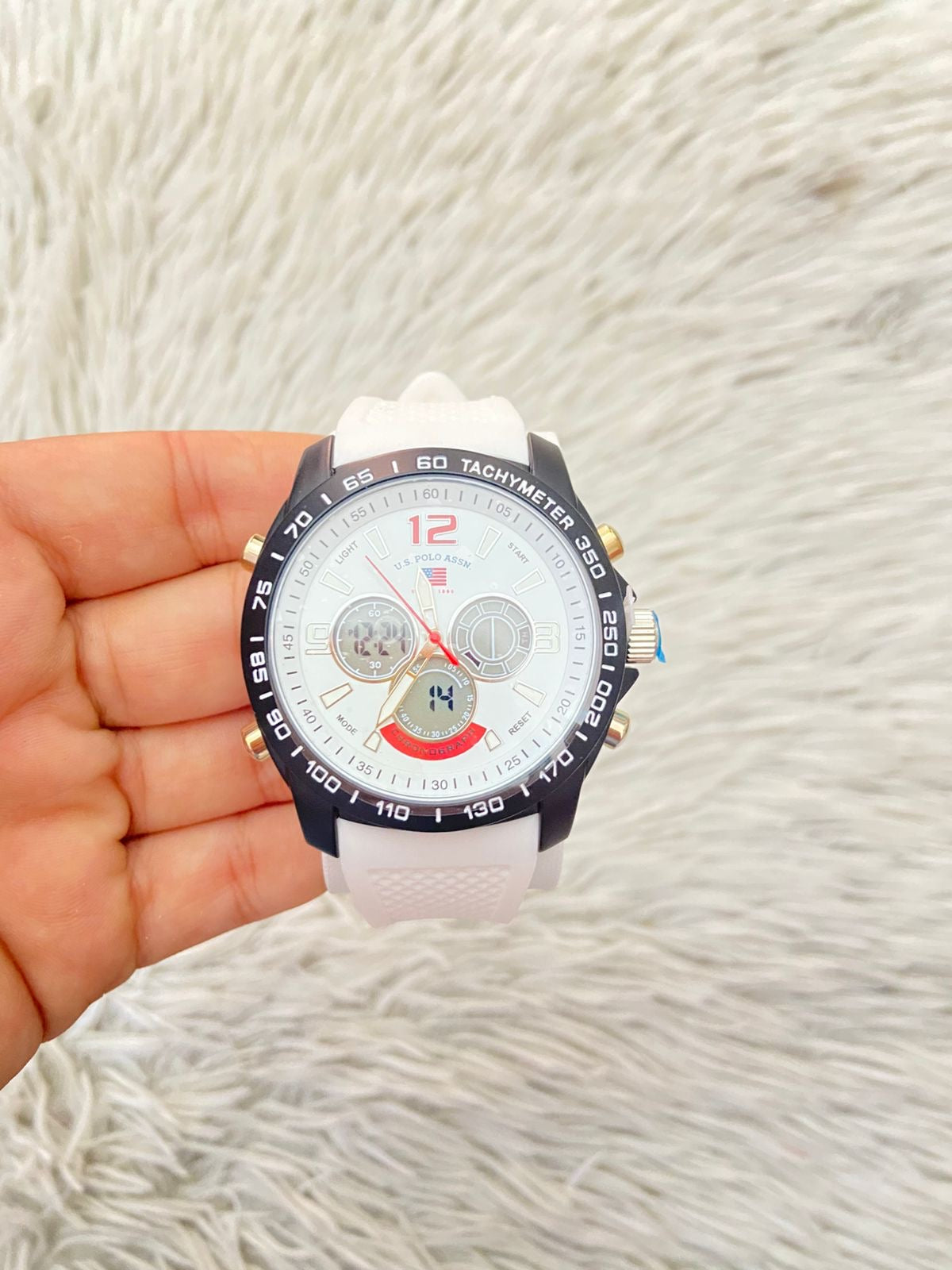 Reloj U.S POLO ASSN. Original en color blanco con negro y algunos detalles rojos en el fondo