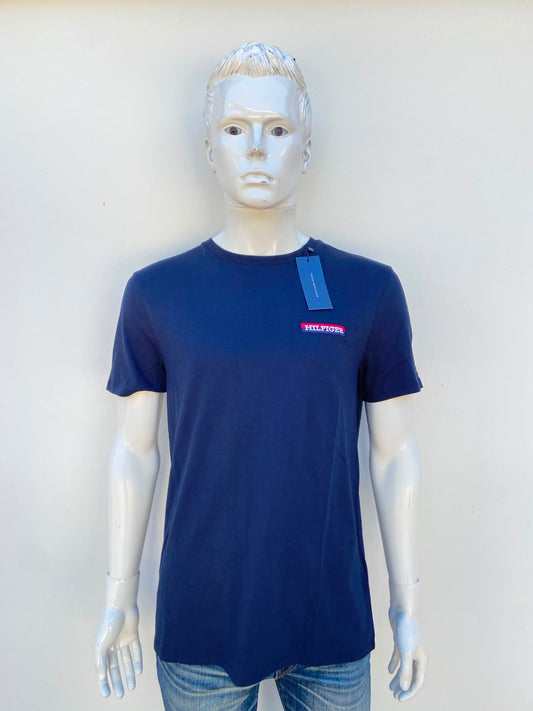 T-shirt TOMMY HILFIGER original, azul marino con banda al frente en color azul marino y rojo, con nombre de la marca HILFIGER, 100% algodón.