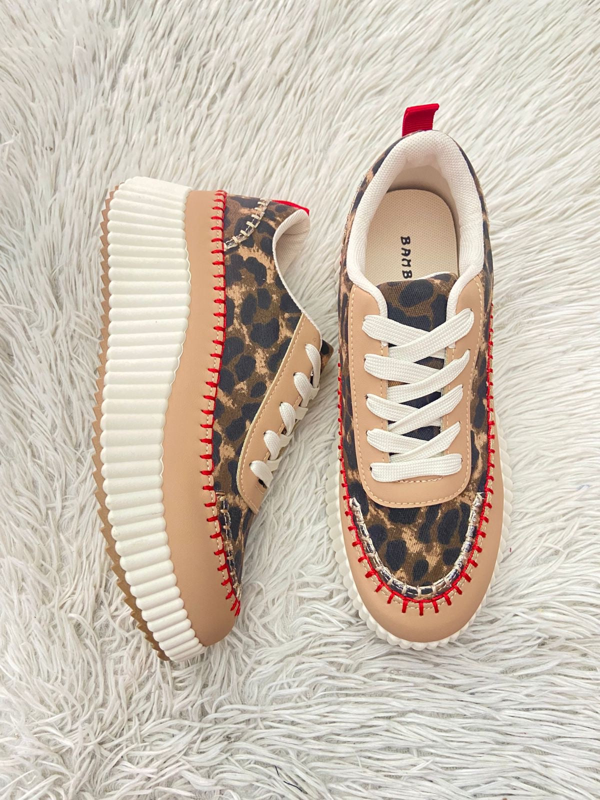Tenis BAMBOO original crema con estampado de animal print y rojo en plataforma.