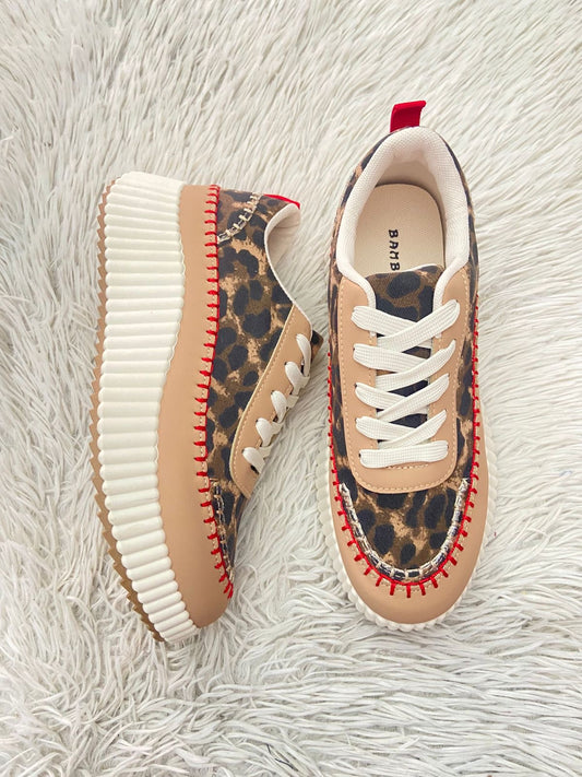 Tenis BAMBOO original crema con estampado de animal print y rojo en plataforma.