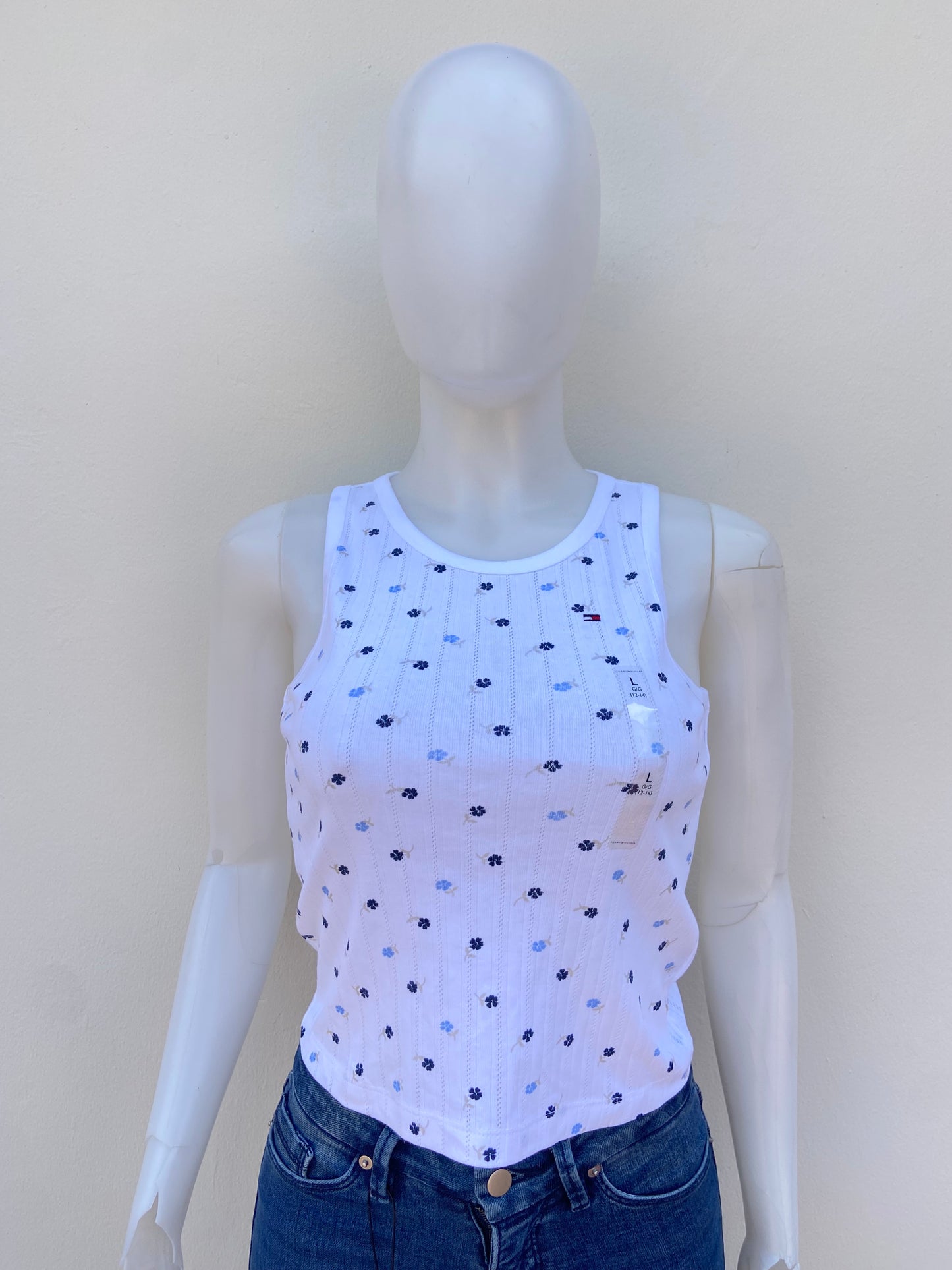 Franela/ Top TOMMY HILFIGER original, blanco con estampado de flores azules.