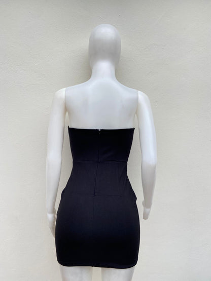 Vestido,  negro strapless con cruz en frente y diamantes en ella.