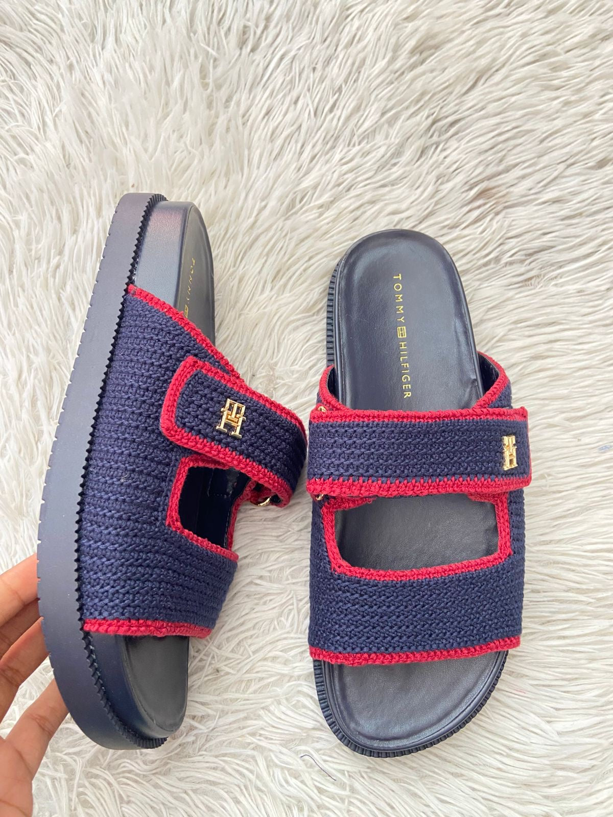 Sandalias TOMMY HILFIGER original, azul marino con rayas en color rojo y tela crochet, más placa TH en dorado.