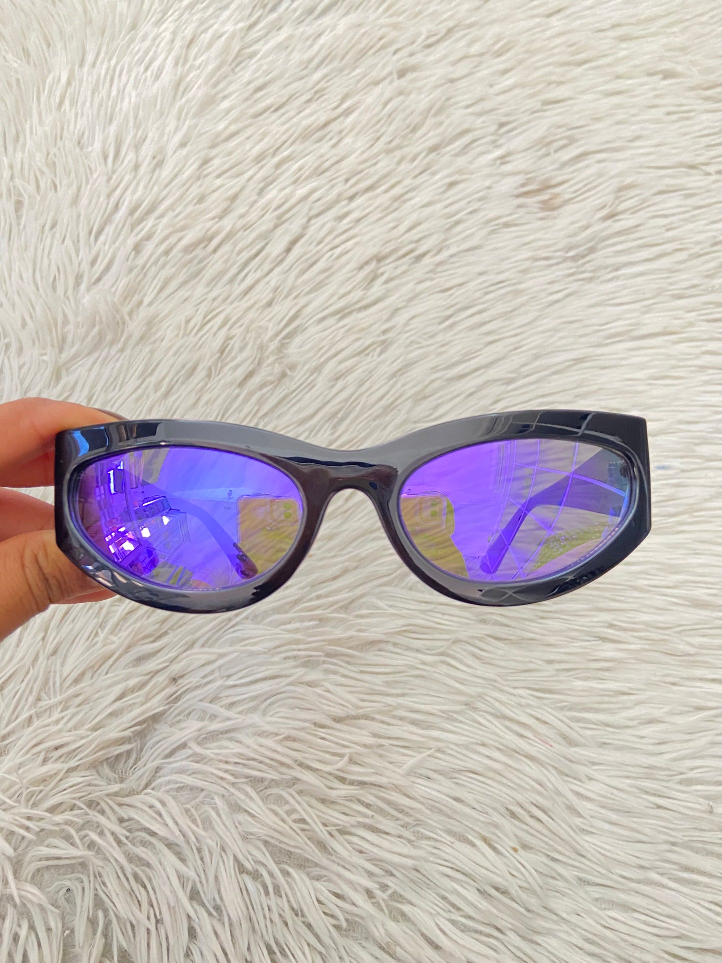 Lentes, negro con micas en color morado/ azul y detalles dorado en los lados.