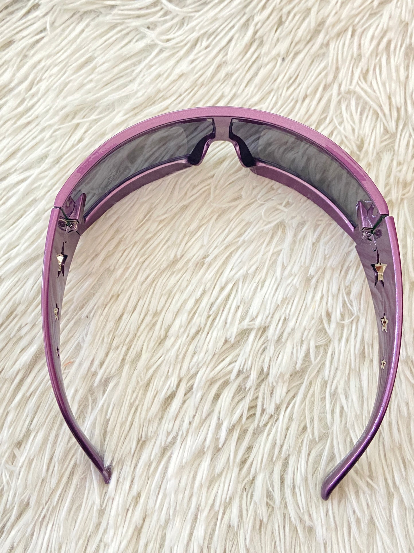 Lentes Fashion Nova original morado con micas negras y estrellas en los lados.