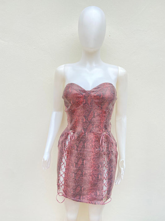 Vestido, rosado ( mauve ) con estampado de animal print, strapless y lazos ajustables al lado.