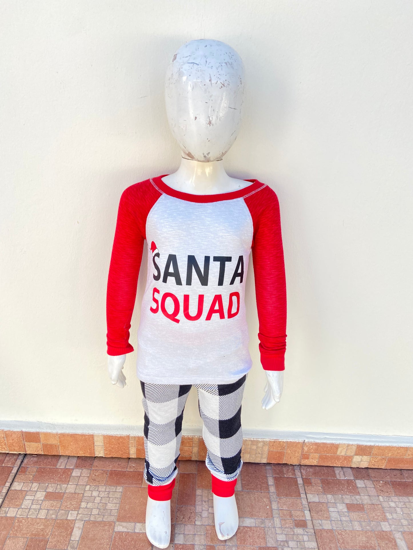 Pijama/Conjunto, Navidad de pantalón de cuadros negro y suéter gris con letras SANTA SQUAD ( escuadrón de papá Noel santa ).
