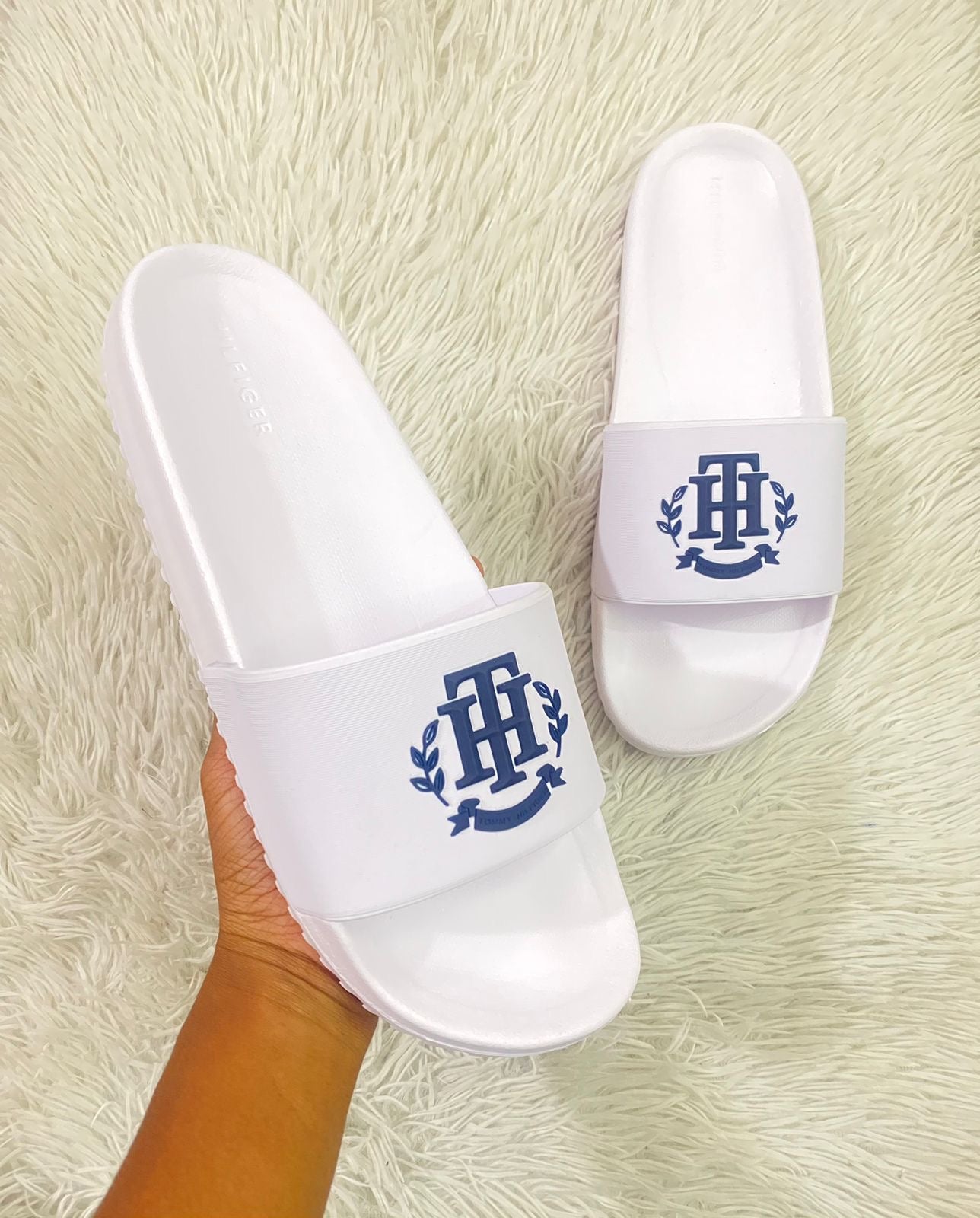 Sandalias Tommy Hilfiger original blanca con logotipo Tommy en azul.