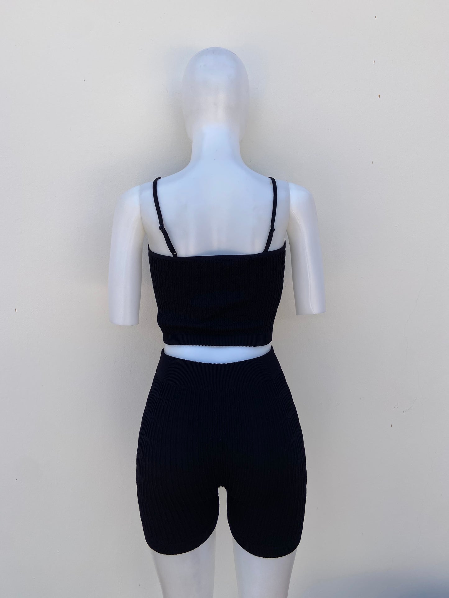 Conjunto, negro de legging corta y top, tela estilo lechuga.