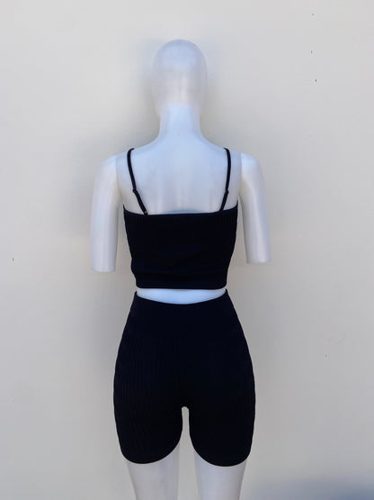 Conjunto, negro de legging corta y top, tela estilo lechuga.