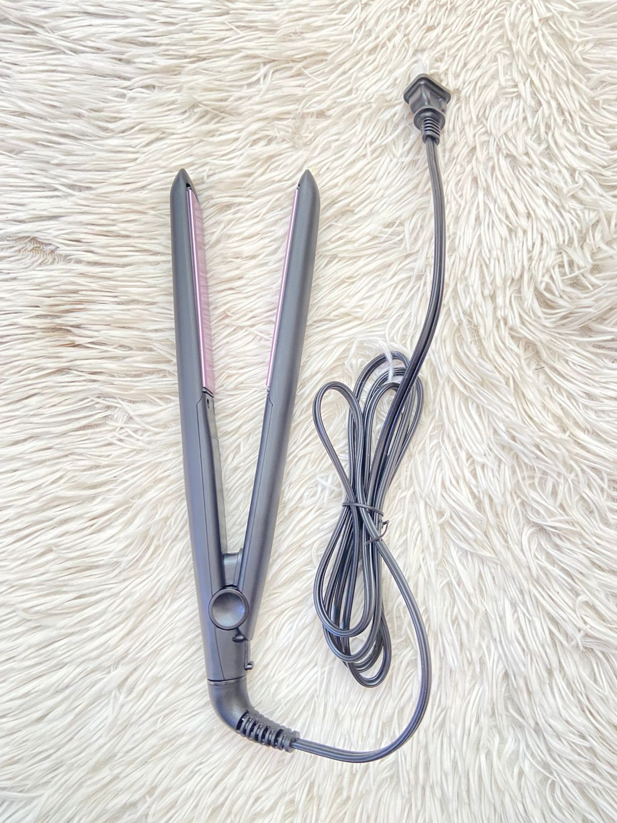 Plancha REMINGTON original Tecnología Anti-Static — 50% menos estática
✨ Placas cerámicas — menor daño y un acabado más brillante
✨ Calienta en solo 30 segundos
✨ Auto apagado para mayor seguridad
✨ Marca #1 en planchas