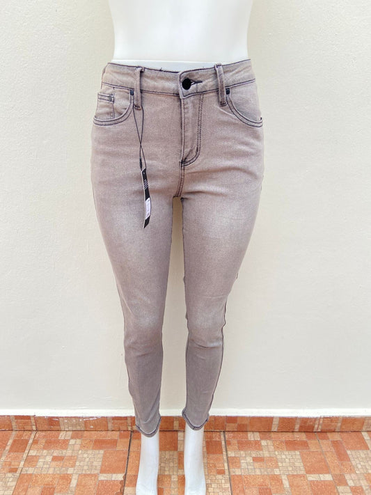 Pantalón Jean, gris claro liso, con costura en hilo negro, SKINNY JEANS.