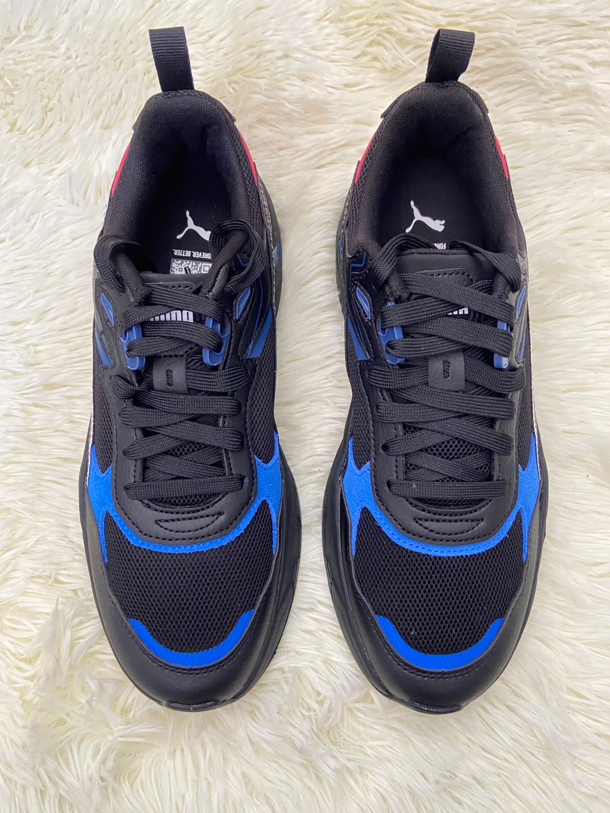 Tenis PUMA X BMW MOTORSPORT original, negro con azul y detalles en color rojo.