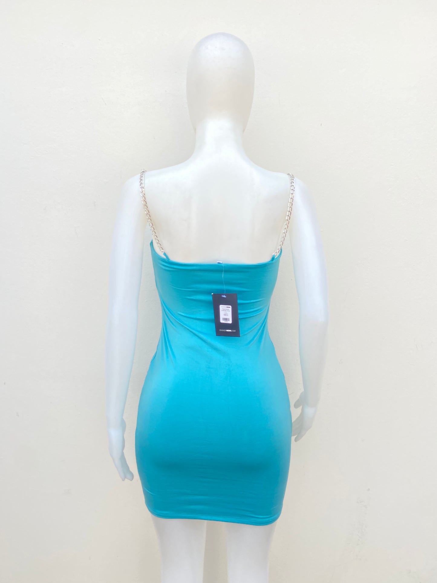 Vestido Fashion Nova original azul turquesa con lazos de cadenas en plateado.