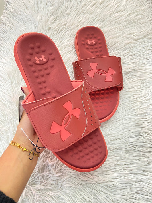 Sandalias UNDER ARMOUR ORIGINAL roja con logotipo de la marca en frente.