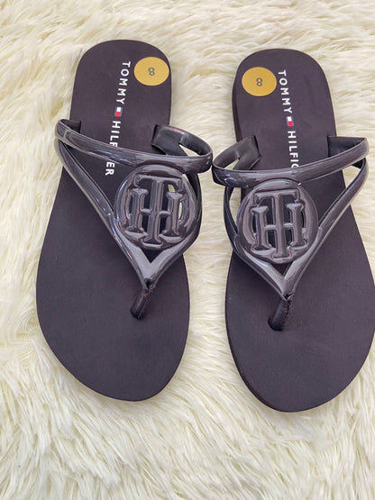 Sandalias TOMMY HILFIGER Original, negra con TH en frente.