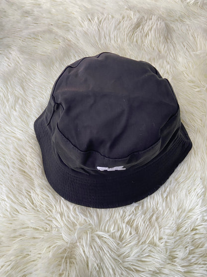 Gorro, color negro con letras LA en color blanco.