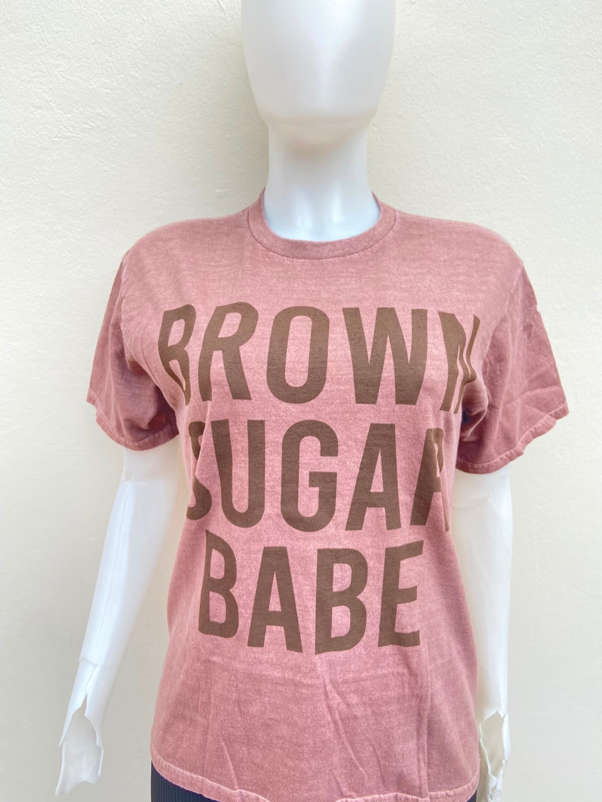 T-shirt marron con letras al frente Brown sugar babe.