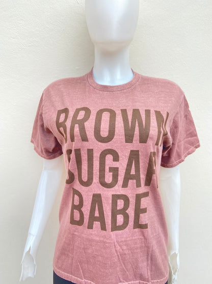 T-shirt marron con letras al frente Brown sugar babe.