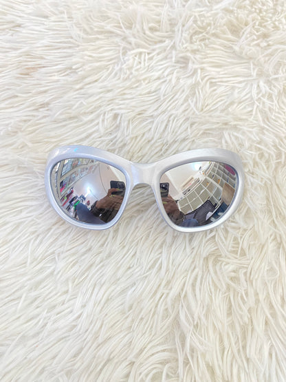 Lentes diseñados con protección UV 100-400 para proteger tu visión. Plateado, con micas plateada efecto espejo.