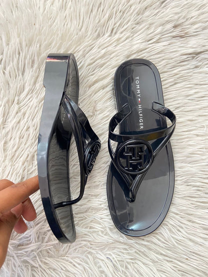 Sandalias TOMMY HILFIGER original, negro matte, con diseño de círculo e iniciales TH.
