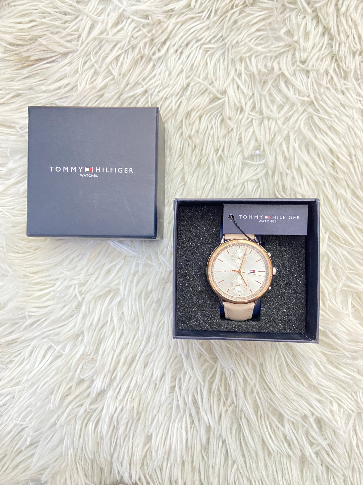 Reloj Tommy Hilfiger original dorado con correa en rosado palo y diamantes.