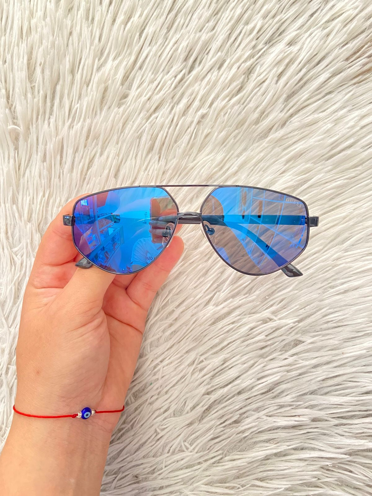 Lentes GUESS Original en color negro con micas oscuras y letra G atras.