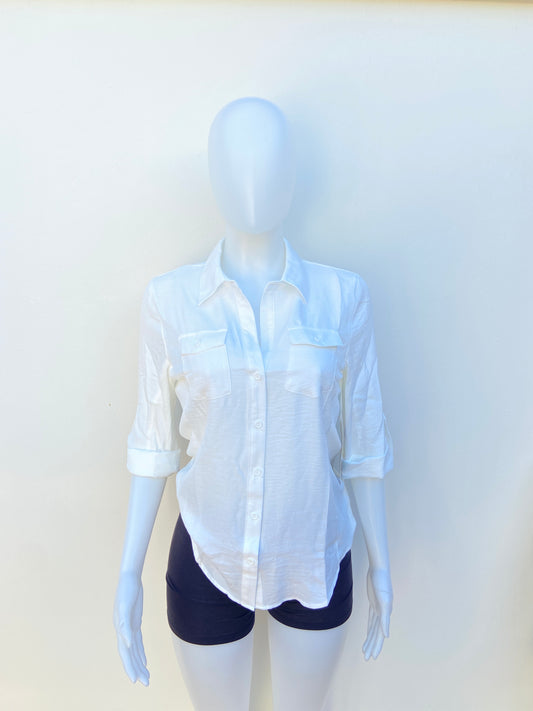 Camisa Cisono original blanca con bolsillos en frente.