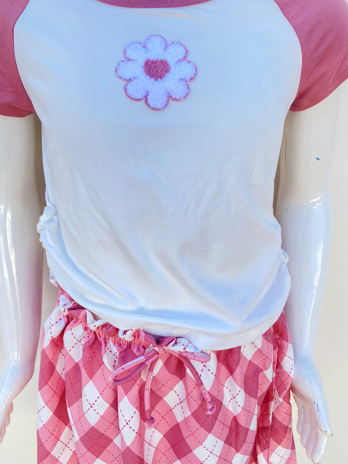 Conjunto Lily Bleu Original, falda y t-shirt en color rosa y blanco, con estampado en triángulos.