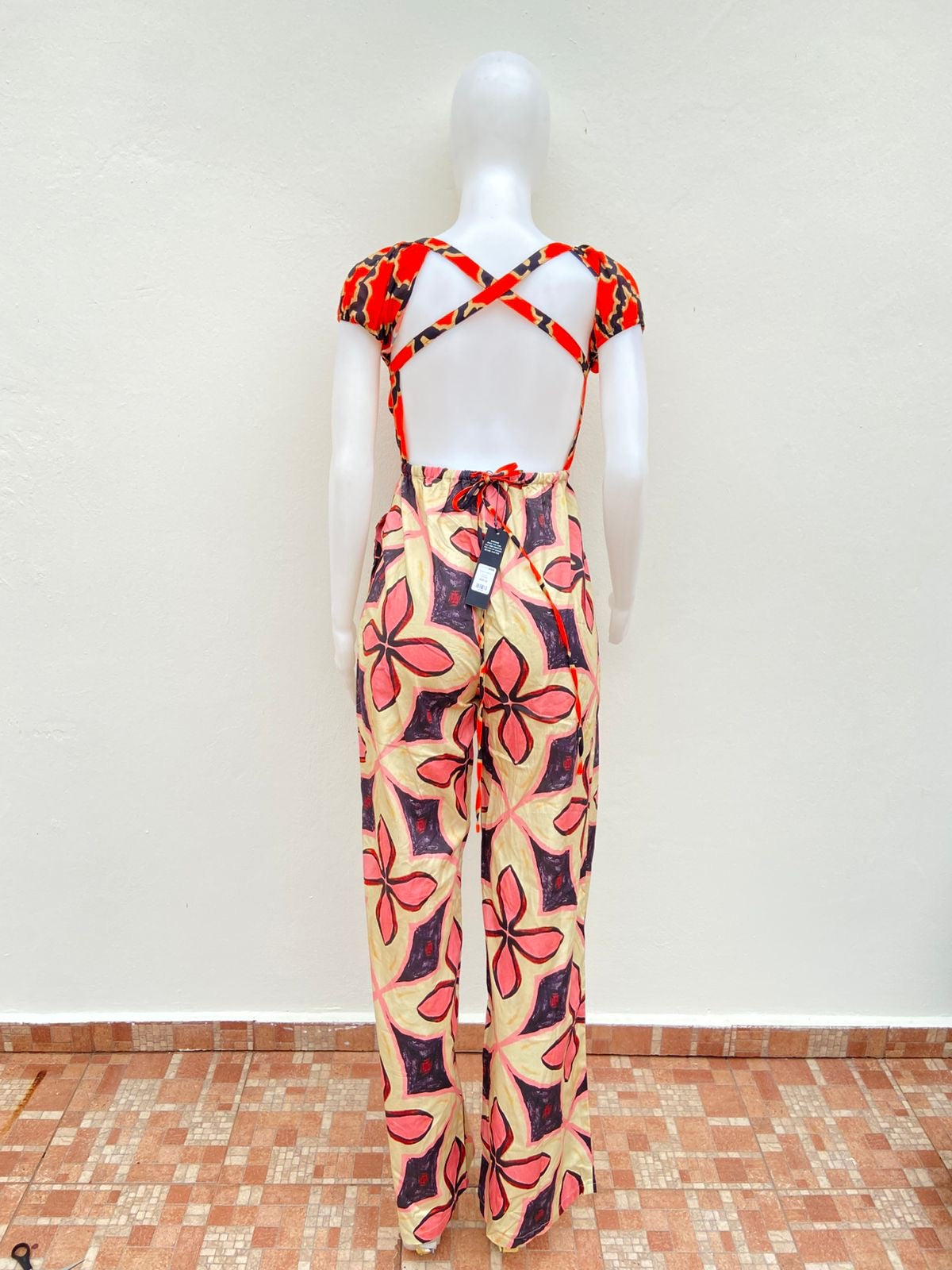 Enterizo, crema con naranja y estampado de flores en colores.