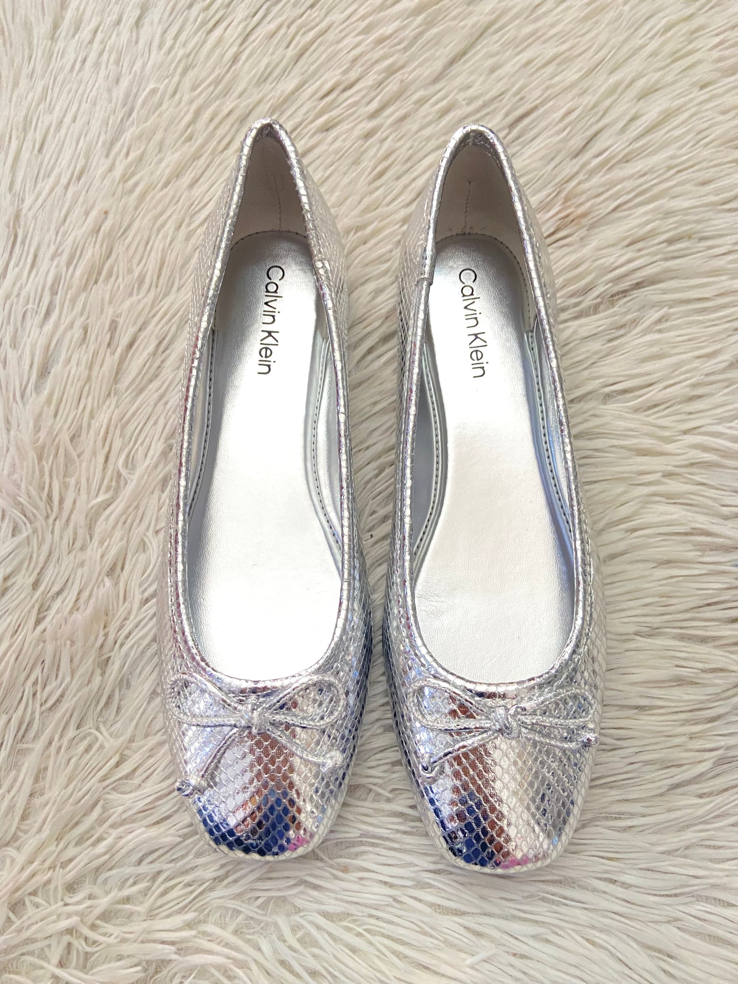 Zapatos CALVIN KLEIN original, color plateado con moño en frente, estampado de animal print