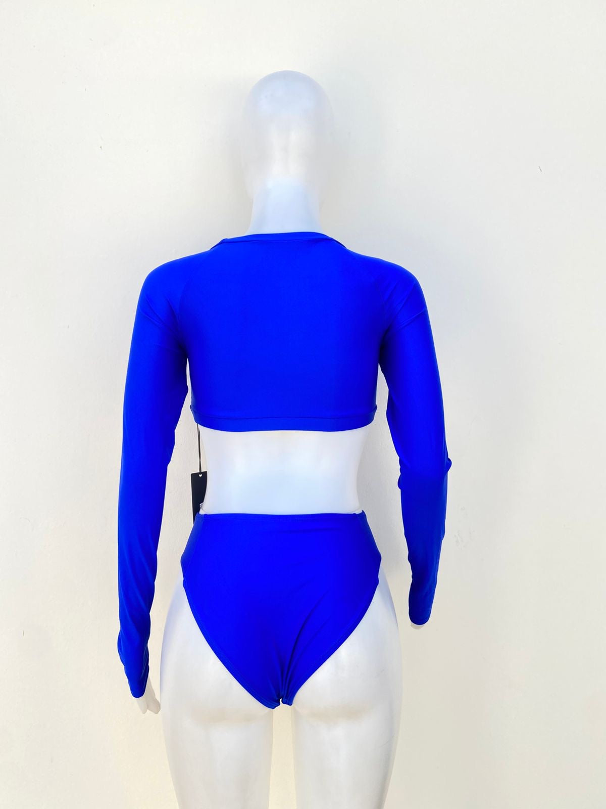 Biquini, azul rey liso, mangas largas, dos piezas.
